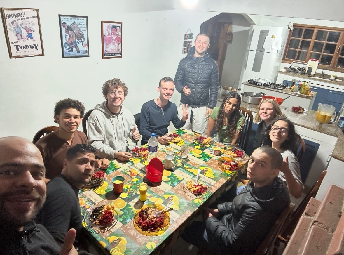 Social night with volunteers preparing a collective dinner at Eco Caminhos