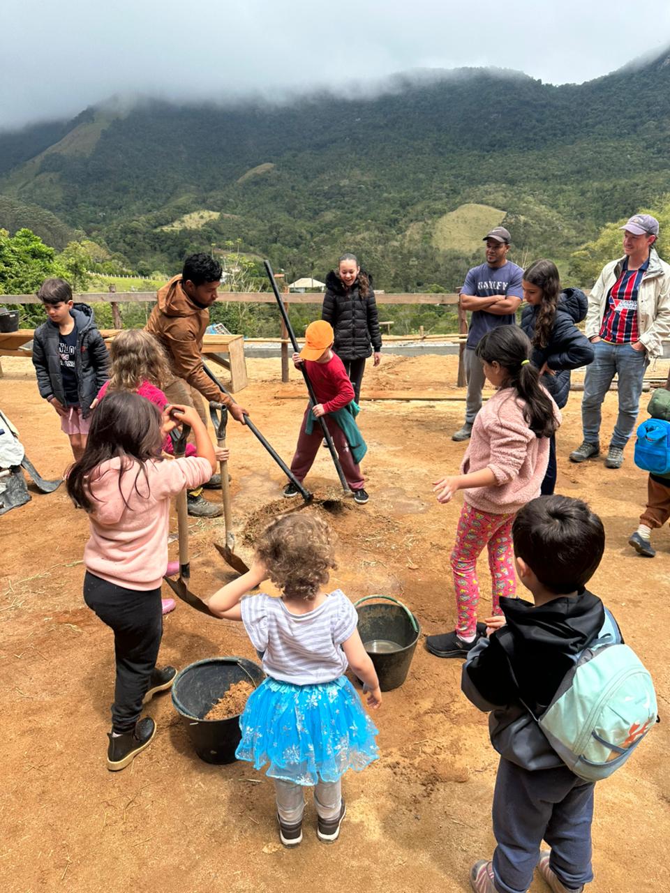 Children participating in natural building activities during the Eco Caminhos event