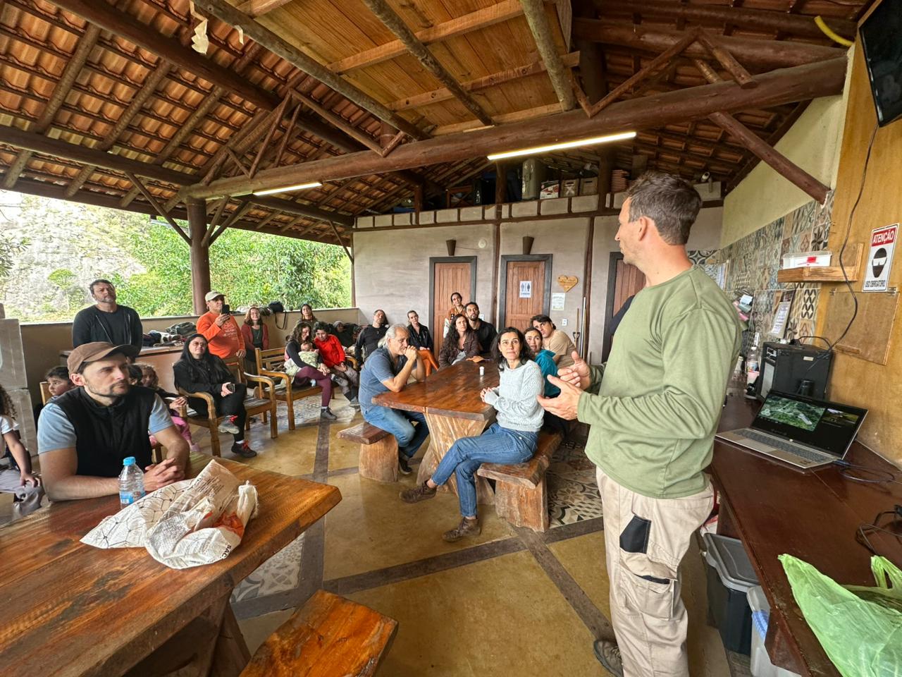 Lecture on permaculture, agroforestry and natural building by Bart at Eco Caminhos
