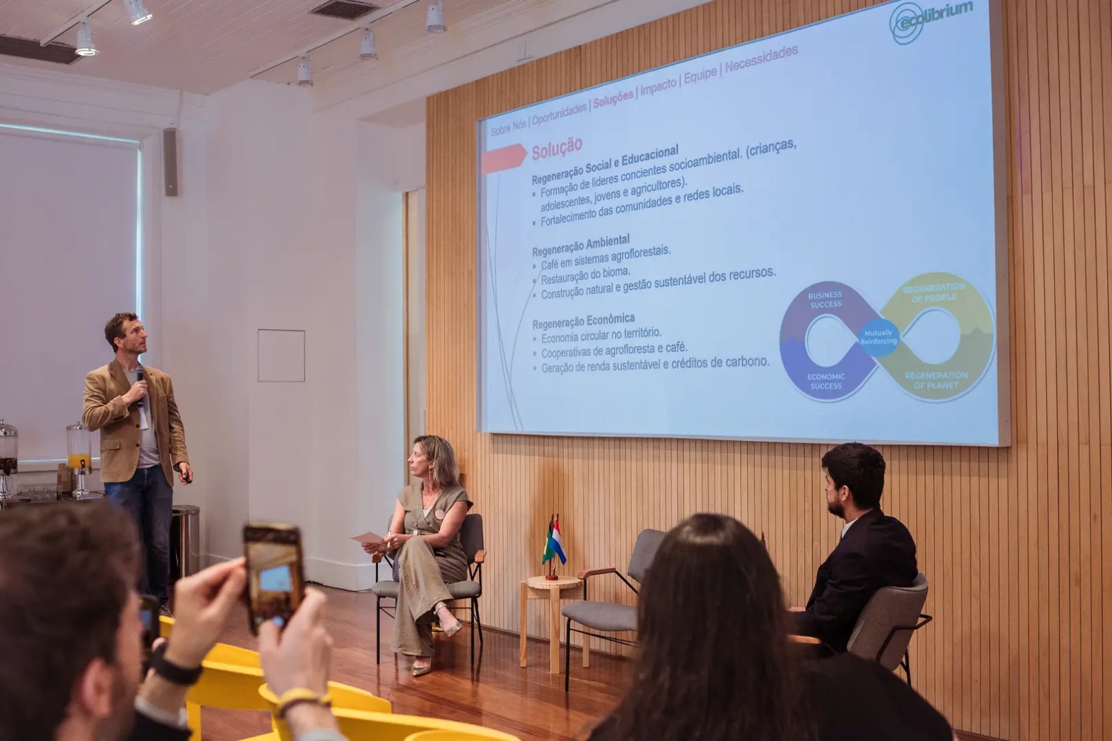 Zita and Mirthe working at Eco Caminhos