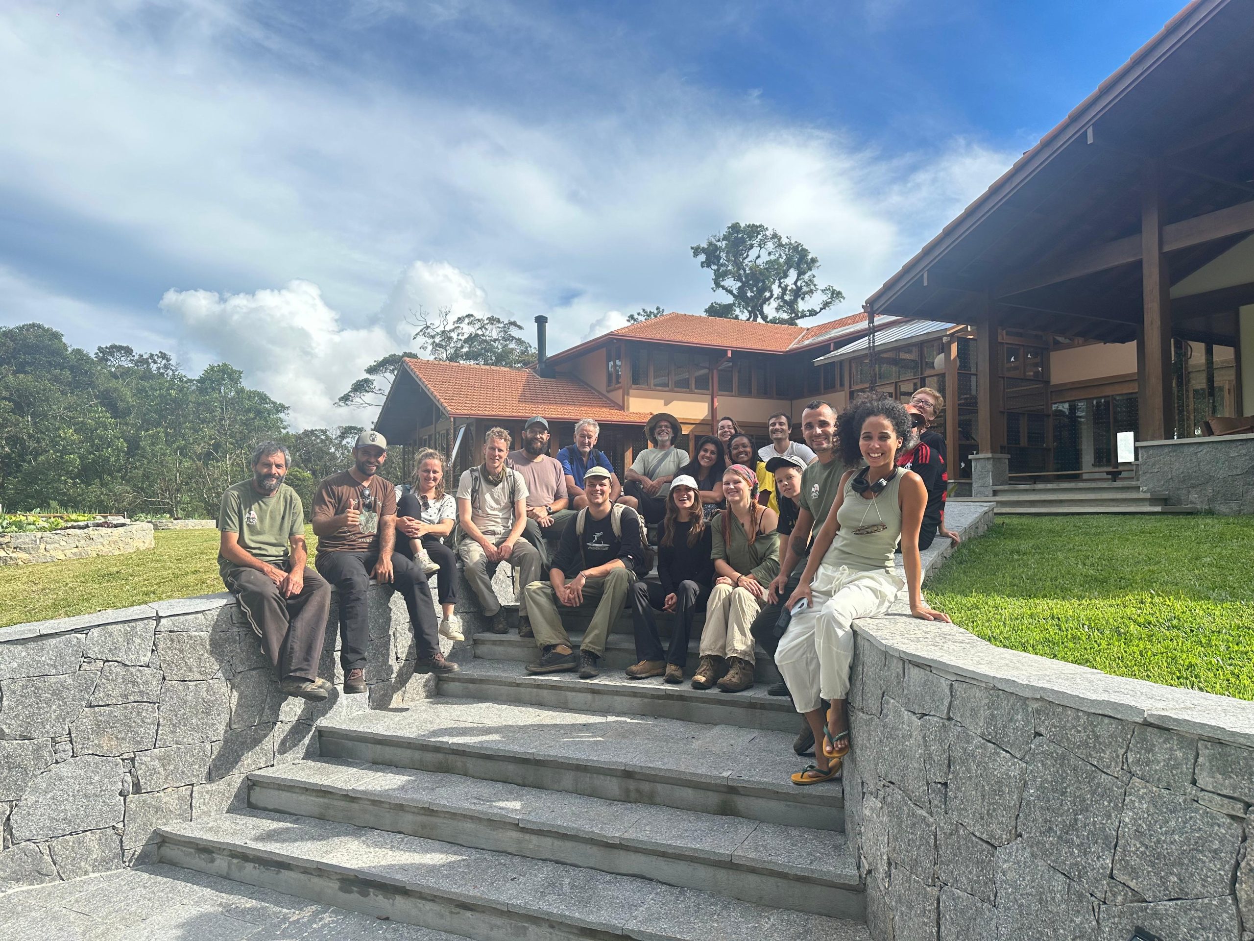 Grupo de voluntários do Ecolibrium Eco Caminhos visitando o Projeto Araçá na RPPN Alto da Figueira em Nova Friburgo, experiência de conservação da Mata Atlântica e mapeamento de espécies nativas