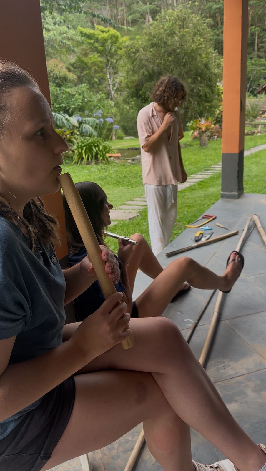 Workshop de construção e música com flautas de bambu no Ecolibrium Eco Caminhos, voluntários aprendendo técnicas de permacultura e artesanato sustentável em Nova Friburgo RJ