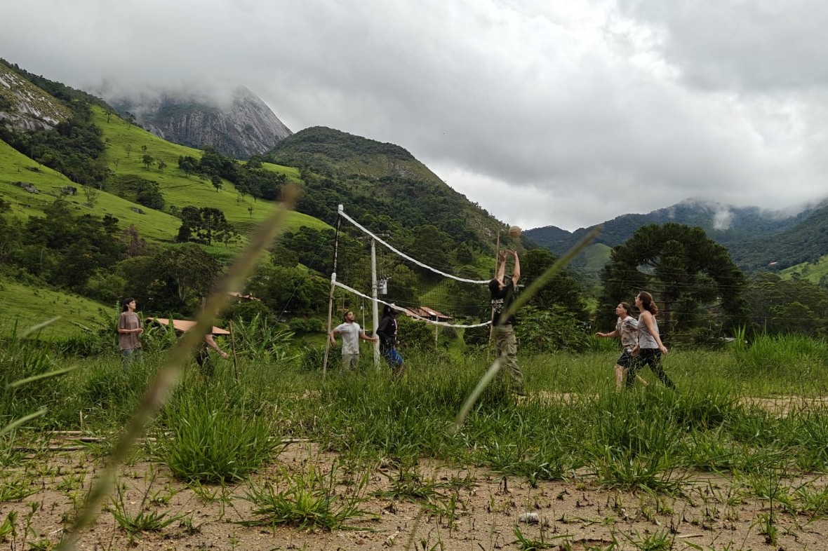 Voluntários do Ecolibrium Eco Caminhos jogando vôlei, atividades esportivas e comunidade em centro de sustentabilidade e permacultura Nova Friburgo RJ