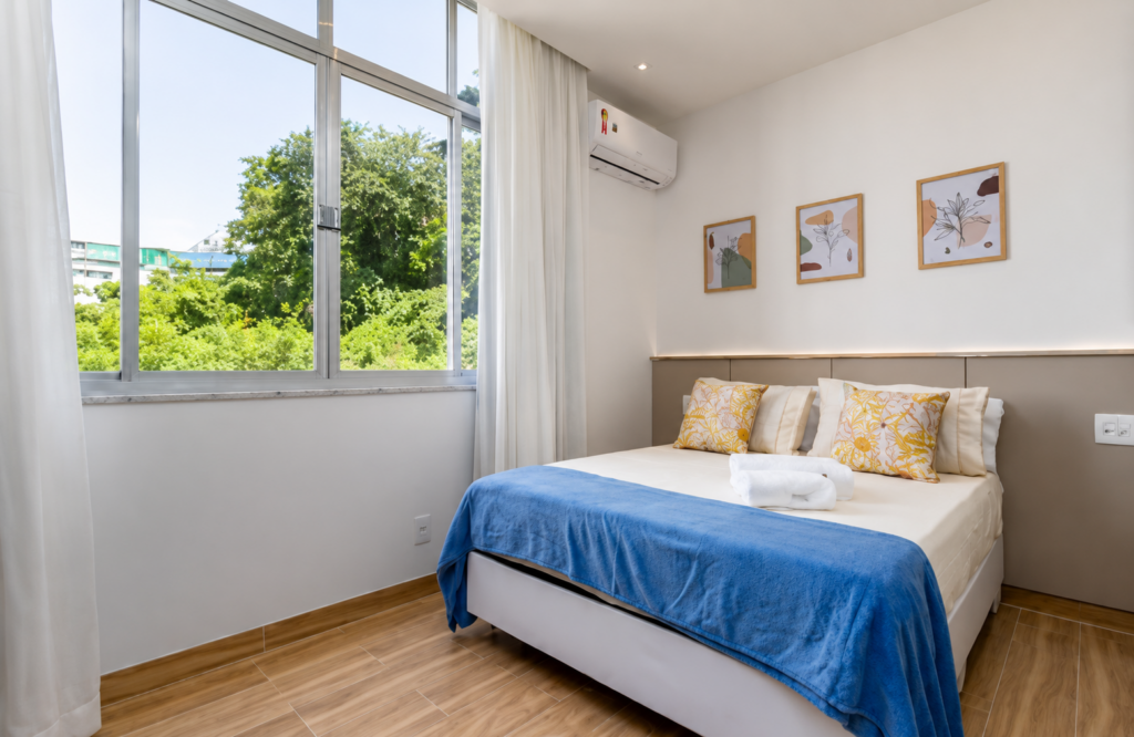 Comfortable private room for international students at Eco Caminhos in Brazil.