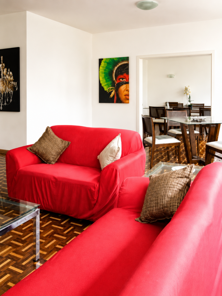Shared living room for international students staying at Eco Caminhos in Brazil.